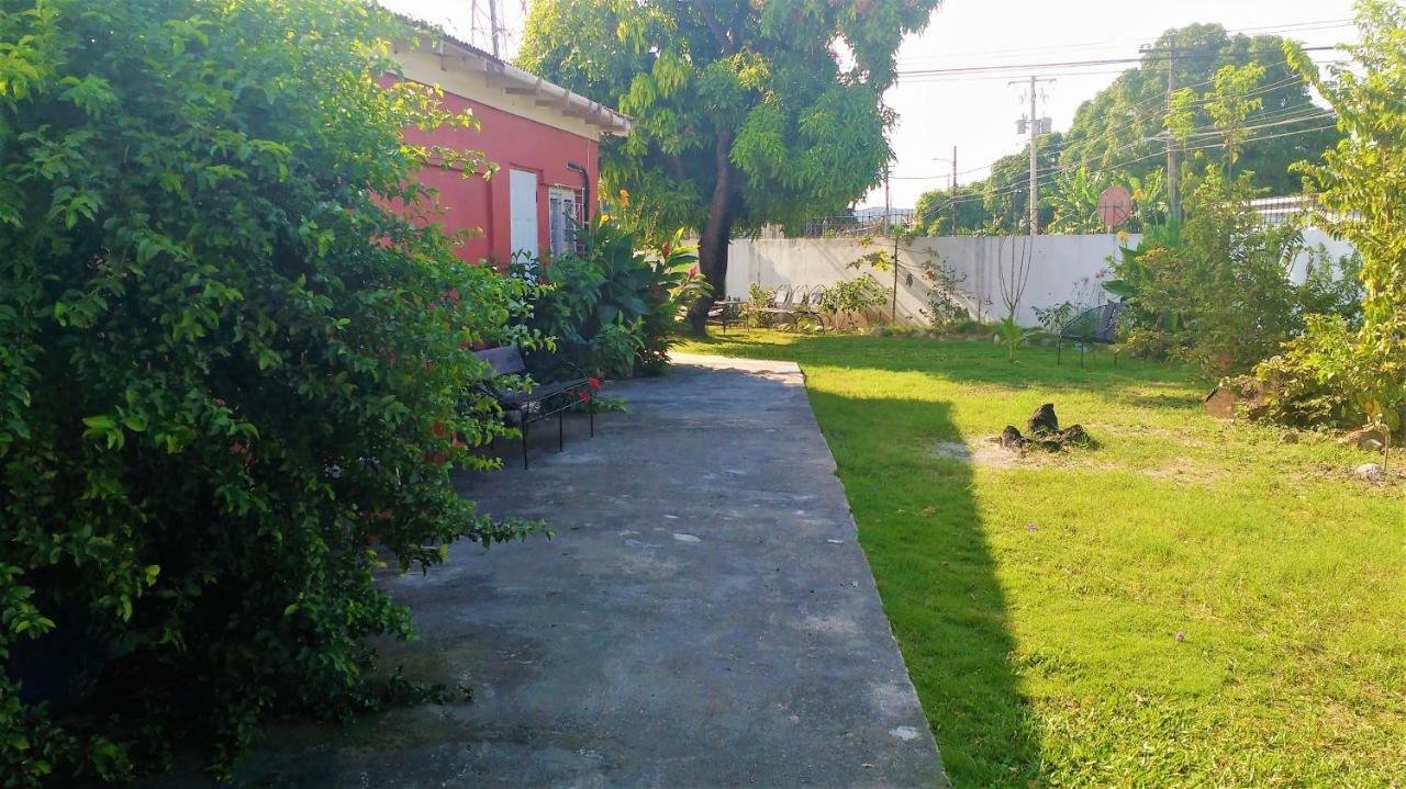 Отель Yard Style Кингстон Экстерьер фото