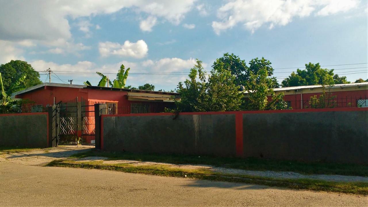 Отель Yard Style Кингстон Экстерьер фото
