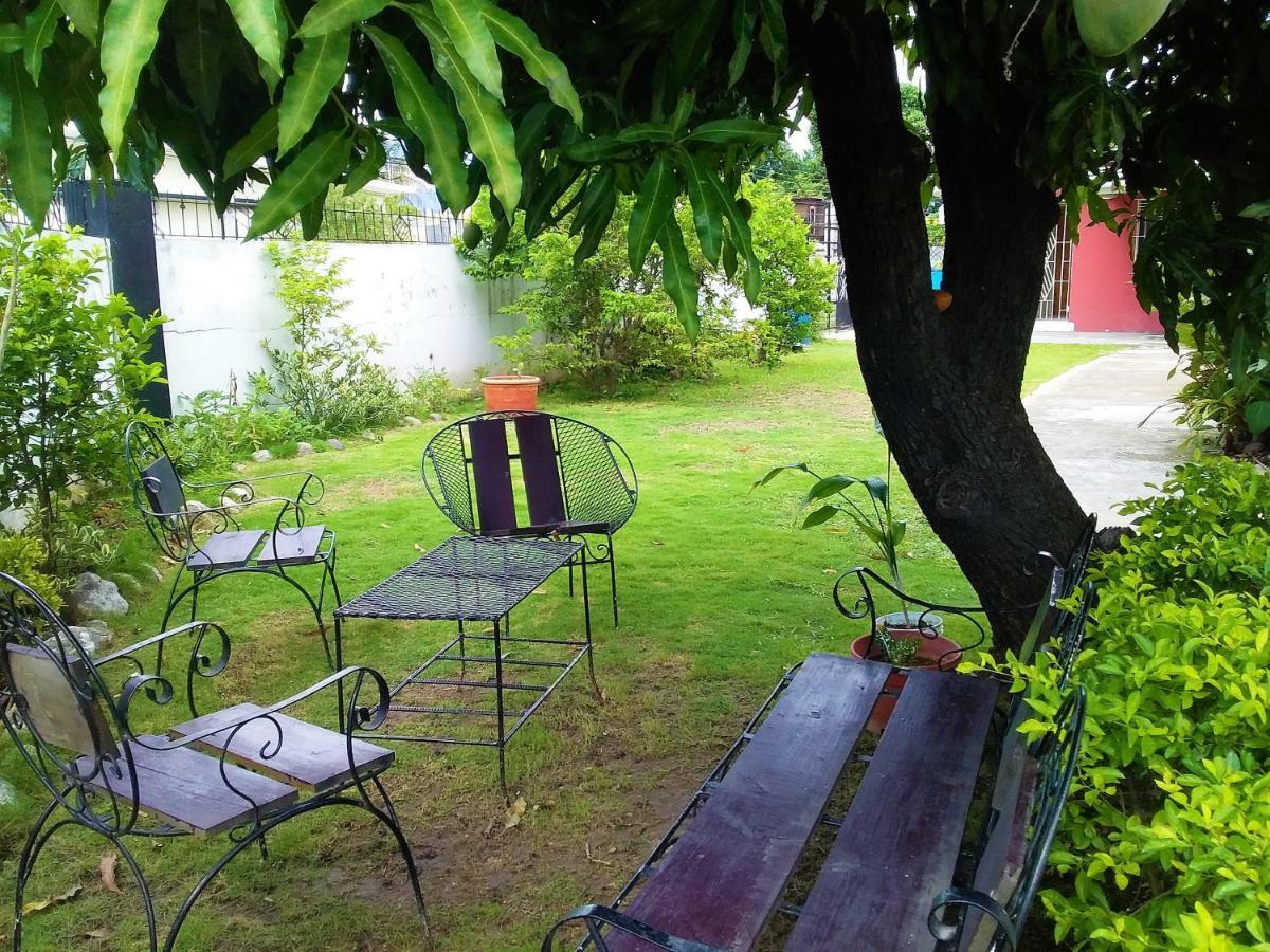 Отель Yard Style Кингстон Экстерьер фото